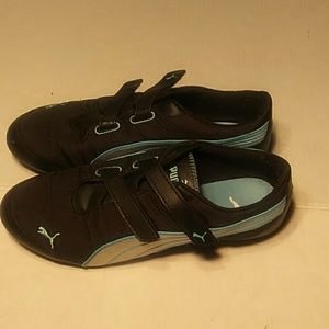 WOMEN'S PUMA TENNIS SHOES size 9
